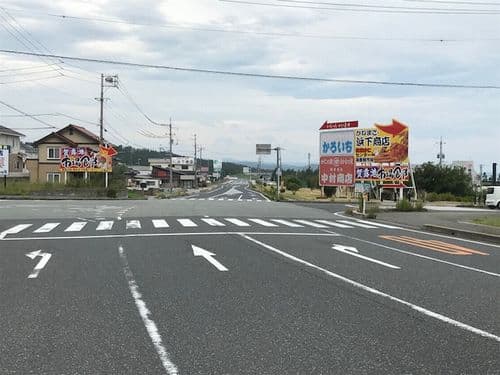 鳥取港へ向かう交差点。かろいち・浜下商店の看板が目印