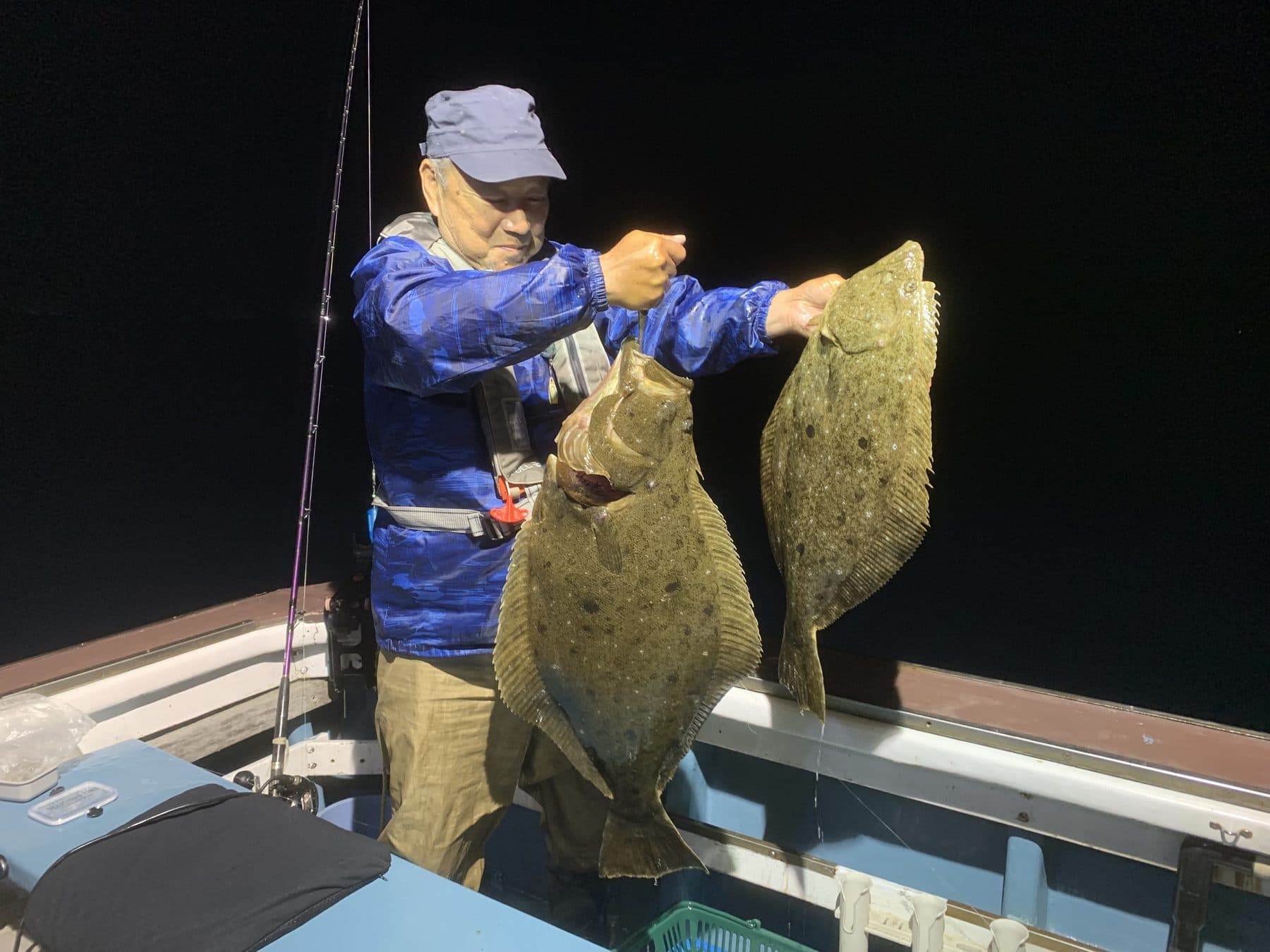 夜釣りで上がった大型のヒラメ2枚