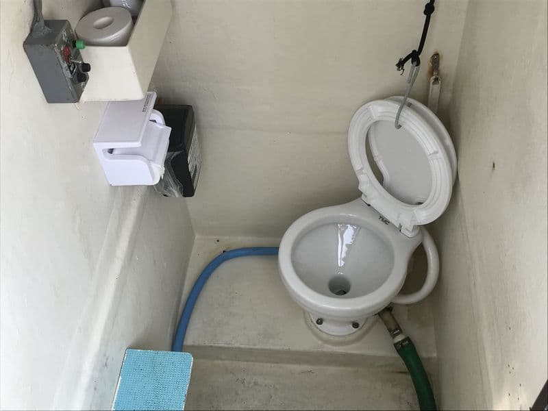 船内に備えられた個室トイレ