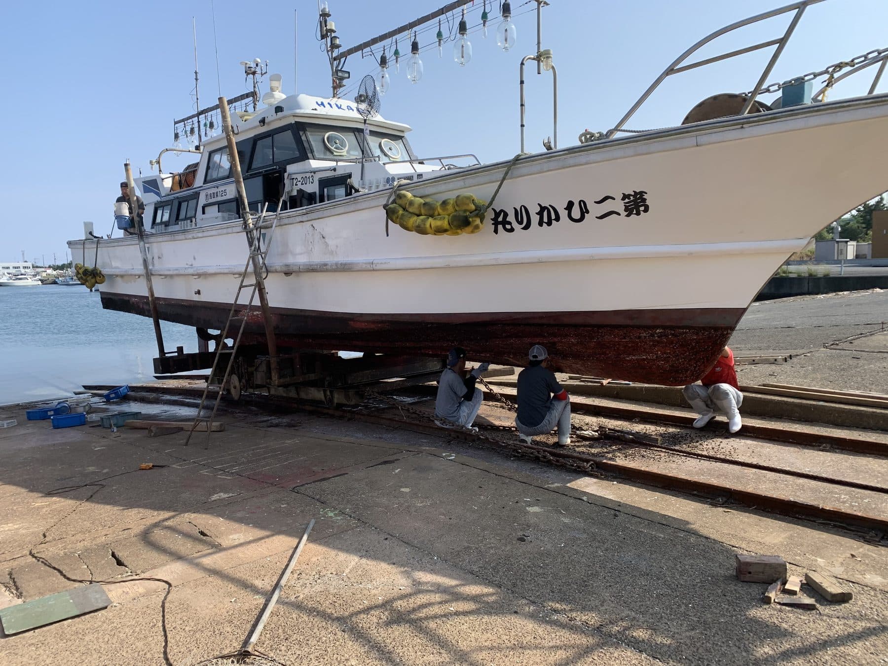 陸揚げして船底の整備を行っている第二ひかり丸